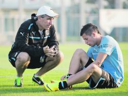 Juan Verzeri, entrenador de la Selección charrúa, le da indicaciones a su estrella, Nicolás López, durante la práctica de ayer. AP /