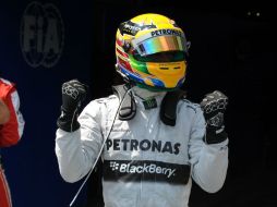 Lewis Hamilton festeja que una vez más se posiciona en el primer sitio en la ronda definitiva de clasificación. AFP /