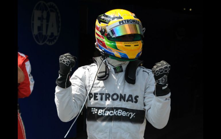 Lewis Hamilton festeja que una vez más se posiciona en el primer sitio en la ronda definitiva de clasificación. AFP /