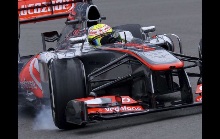 El piloto mexicano de Fórmula Uno Sergio Pérez, de McLaren Mercedes, durante la sesión de entrenamientos libres en el circuito germano. EFE /