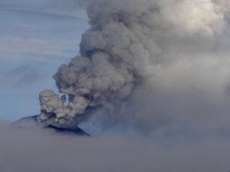 Vista de la actividad del volcán Popocatépetl desde el poblado de San Pedro Cholula, en el estado de Puebla. EFE /