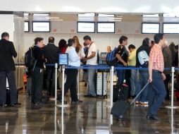 Personal de las aerolíneas se vio obligada a realizar los procesos de domumentación a mano. ARCHIVO /