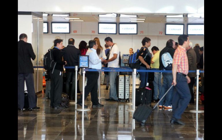 Personal de las aerolíneas se vio obligada a realizar los procesos de domumentación a mano. ARCHIVO /