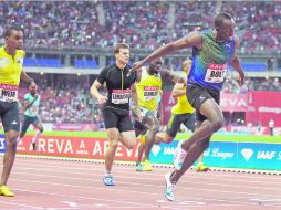 Usain Bolt, seis veces campeón olímpico, al momento de cruzar la metra dejando atrás a sus rivales. AP /