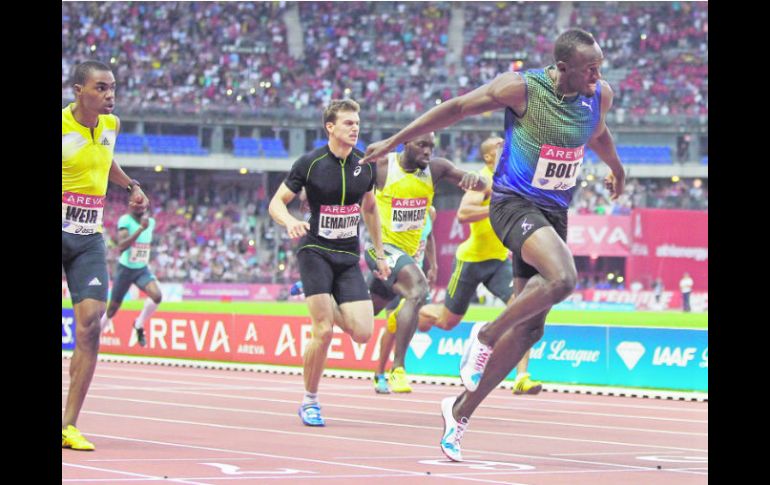 Usain Bolt, seis veces campeón olímpico, al momento de cruzar la metra dejando atrás a sus rivales. AP /