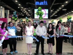 ¡Lista!. Momento en que cortan el listón con el quedó oficialmente inaugurada la nueva tienda Deportes Martí en Guadalajara. EL INFORMADOR /