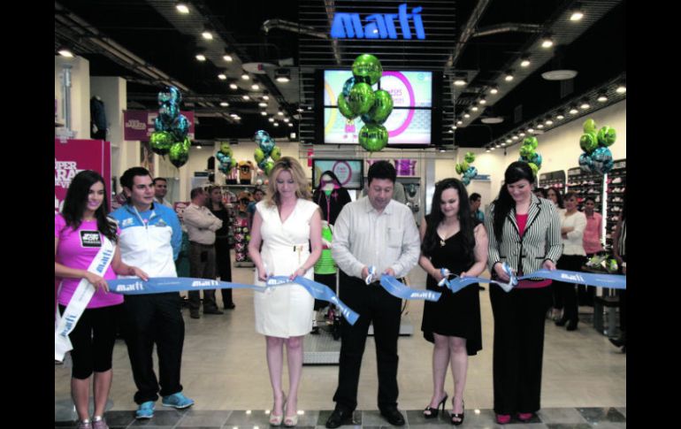 ¡Lista!. Momento en que cortan el listón con el quedó oficialmente inaugurada la nueva tienda Deportes Martí en Guadalajara. EL INFORMADOR /