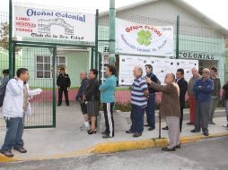 Ciudadanos esperan la apertura de casillas para emitir su voto en la jornada electoral. ARCHIVO /