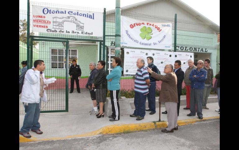 Ciudadanos esperan la apertura de casillas para emitir su voto en la jornada electoral. ARCHIVO /