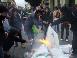 Un grupo de jóvenes integrantes de varias organizaciones protestaron. EFE /