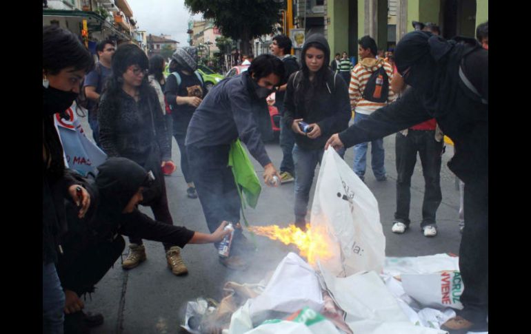 Un grupo de jóvenes integrantes de varias organizaciones protestaron. EFE /