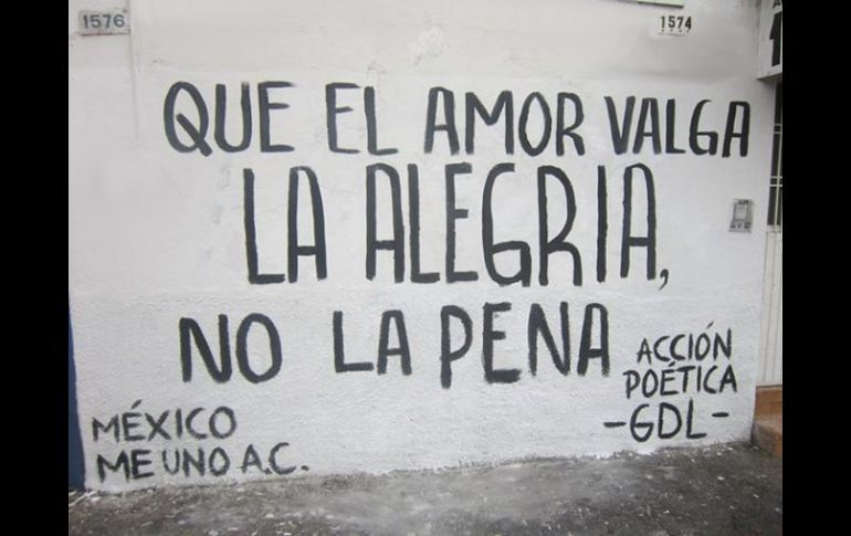 México Me Uno actuó hoy, para poner un mensaje de poesía y arte en muros urbanos. EL INFORMADOR /