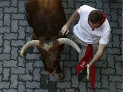 Esta es una tradición en Pamplona y nunca faltan los accidentes. AP /