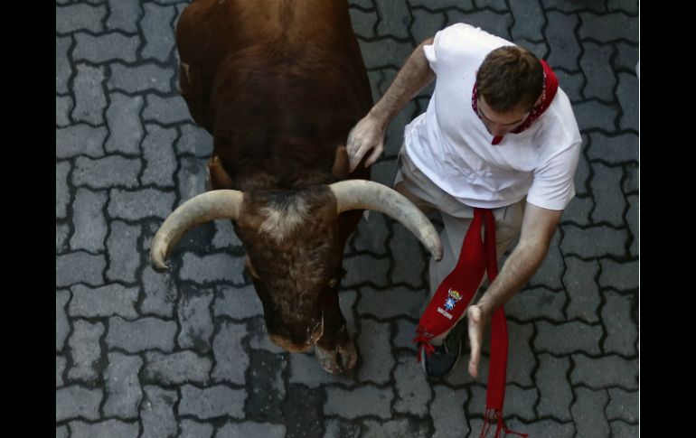 Esta es una tradición en Pamplona y nunca faltan los accidentes. AP /