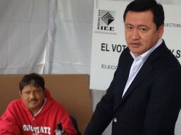 El titular de Segob emite su voto en la casilla 0908 ubicada en la ciudad de Pachuca. SUN /