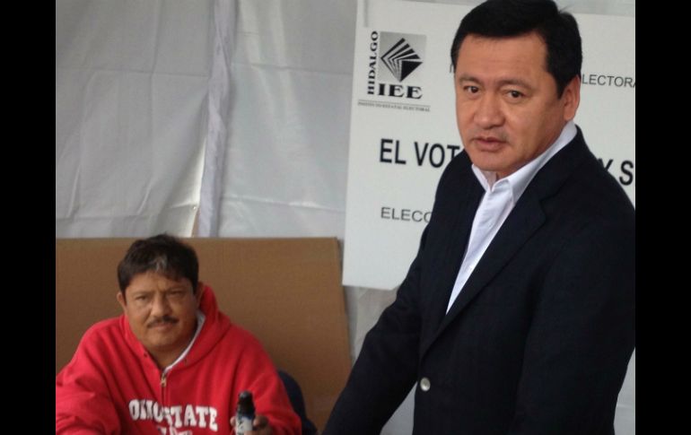 El titular de Segob emite su voto en la casilla 0908 ubicada en la ciudad de Pachuca. SUN /