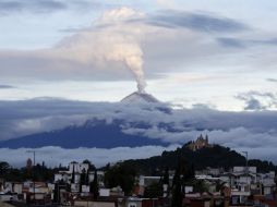 Vista de la actividad del volcán desde el poblado de San Andrés Cholula, Puebla. EFE /