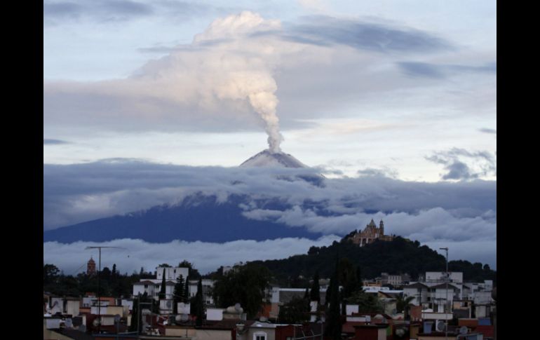 Vista de la actividad del volcán desde el poblado de San Andrés Cholula, Puebla. EFE /