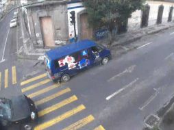 Cámaras de videovigilancia registran una camioneta azul que podría transportar a los asaltantes. TOMADA DE @CERI_PUEBLA  /