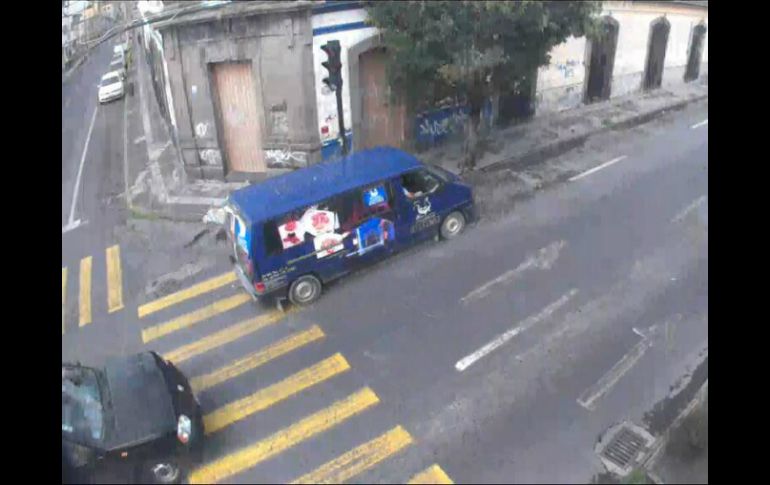 Cámaras de videovigilancia registran una camioneta azul que podría transportar a los asaltantes. TOMADA DE @CERI_PUEBLA  /