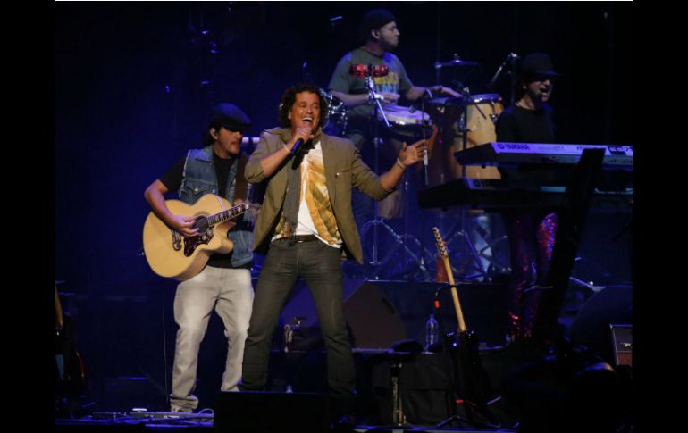 Carlos Vives durante su concierto en el Coliseo José Miguel Agrelot, en San Juan, Puerto Rico. EFE /