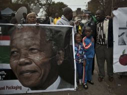 Mandela se encuentra hospitalizado por una grave afección respiratoria. ARCHIVO /