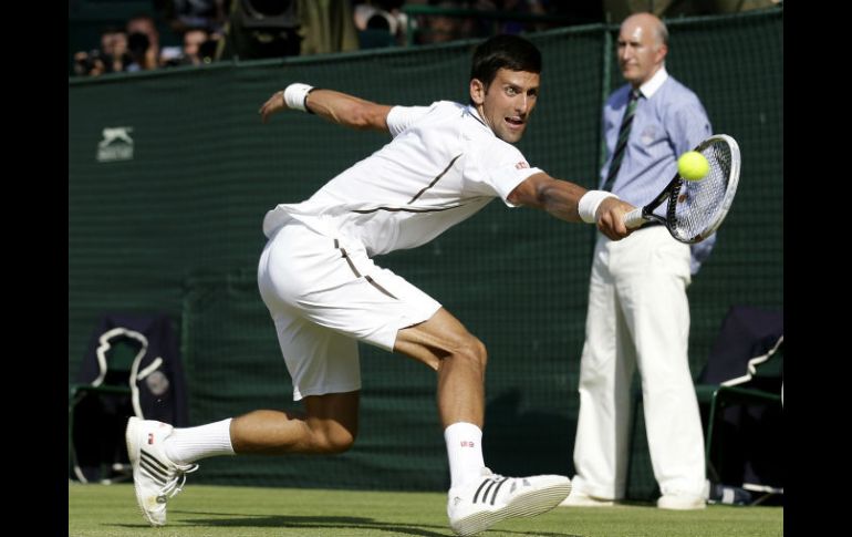 A Djokovic se le fue de las manos su sexto Grand Slam, luego de caer frente a Murray en la hierba del All England Club. AP /