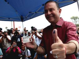 El aspirante del PRI-PVEM a la gubernatura por Baja California, Castro Trenti, emite su voto. SUN /