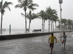 Se pronostica oleaje elevado y rachas de vientos fuertes en la zona costera de Jalisco, así como lluvias intensas. EFE /