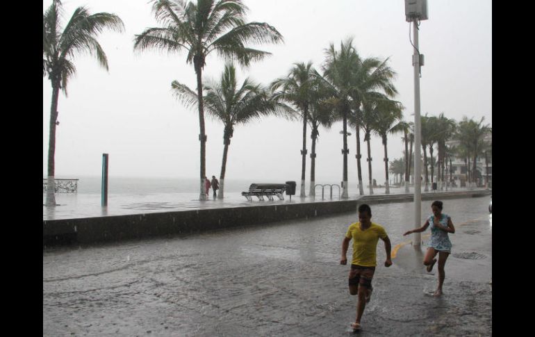 Se pronostica oleaje elevado y rachas de vientos fuertes en la zona costera de Jalisco, así como lluvias intensas. EFE /