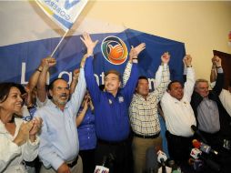 Francisco Vega celebra los resultados parciales al lado de panistas y perredistas destacados. NTX /