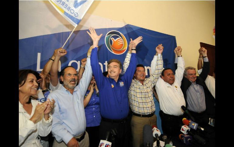 Francisco Vega celebra los resultados parciales al lado de panistas y perredistas destacados. NTX /