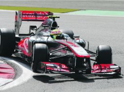 Sergio Pérez conduce el MP4-28 por una curva del trazado de Nurburgo. AP /