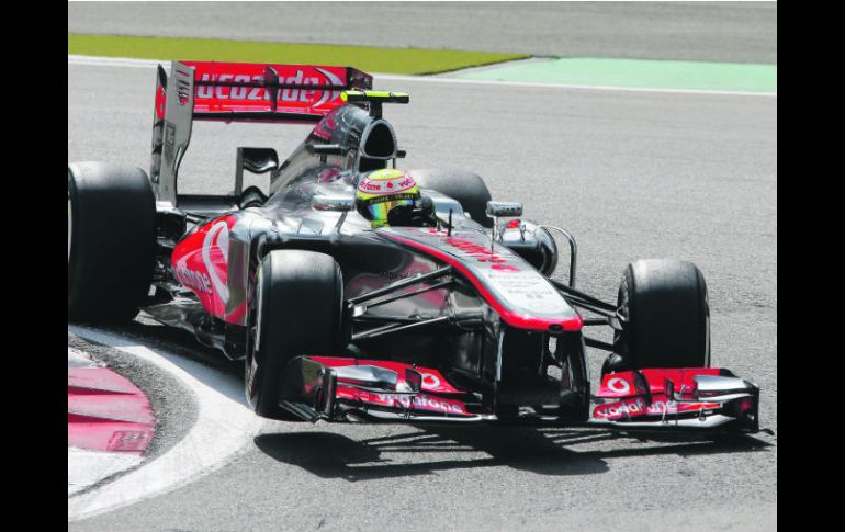 Sergio Pérez conduce el MP4-28 por una curva del trazado de Nurburgo. AP /