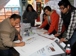 Voluntarios realizan el recuento de los votos en las elecciones de Pachuca. NTX /