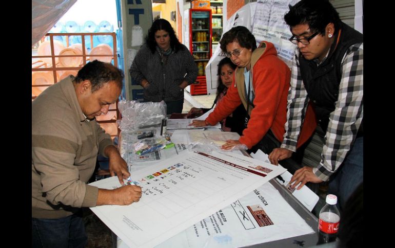 Voluntarios realizan el recuento de los votos en las elecciones de Pachuca. NTX /