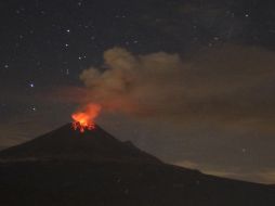 Durante la noche, el Popocatépetl registra incandescencia sobre el cráter. ARCHIVO /