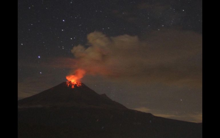 Durante la noche, el Popocatépetl registra incandescencia sobre el cráter. ARCHIVO /