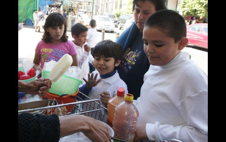 En promedio, los niños que cursan la primaria en México tienen 30.3% de sobrepeso y obesidad.  /