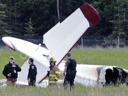 Los investigadores ya comenzaron la pesquisa del accidente del aparato Havilland DHC3 Otter que se estrelló e incendió. AP /
