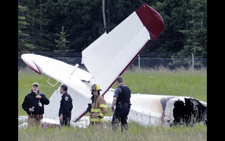 Los investigadores ya comenzaron la pesquisa del accidente del aparato Havilland DHC3 Otter que se estrelló e incendió. AP /