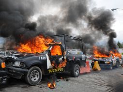 Patrullas de Tultepec fueron quemadas por vecinos, luego del presunto asesinato de dos jóvenes por policías municipales. ARCHIVO /