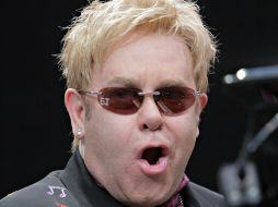 Elton John se someterá a una intervención quirúrgica una vez que los médicos reduzcan las toxinas alrededor del apéndice. AP /