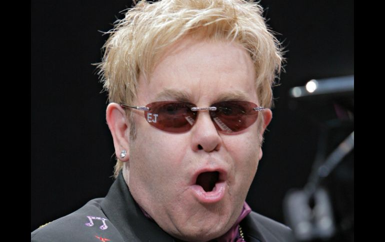 Elton John se someterá a una intervención quirúrgica una vez que los médicos reduzcan las toxinas alrededor del apéndice. AP /