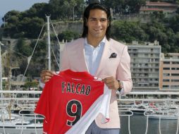 El ex goleador del Atlético de Madrid posa con su nueva playera. EFE /