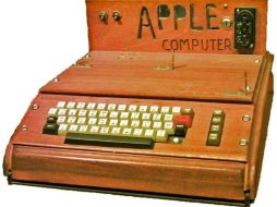 El Apple-I con número de serie 01-0025, fue creada en 1976 en el garaje californiano del padre de Steve Jobs. ESPECIAL /