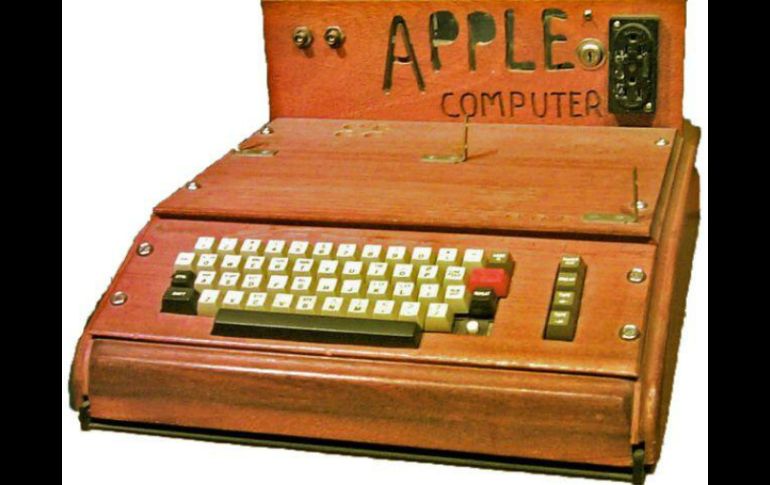 El Apple-I con número de serie 01-0025, fue creada en 1976 en el garaje californiano del padre de Steve Jobs. ESPECIAL /