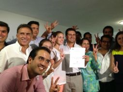 Miguel Ángel Yunes Márquez recibe su constancia ante decenas de sus seguidores. TOMADA @MYunesMarquez  /