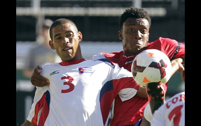 El partido entre cubanos y ticos fue muy disputado en la primera parte. AP /