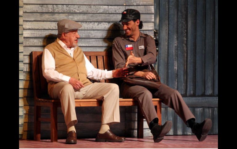 Ignacio López Tarso interpreta en el escenario al poeta Pablo Neruda.  /